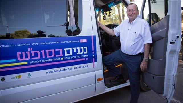 ראש עיריית ת"א רון חולדאי לצד אחד מרכבי המיזם "נעים בסופ"ש"