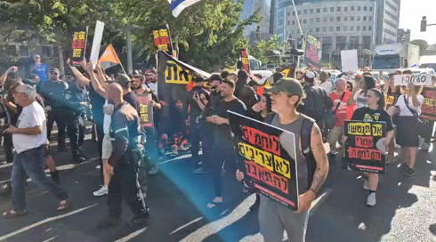 הלומי קרב חסמו את דרך בגין בתל אביב: "נעצור את המדינה"