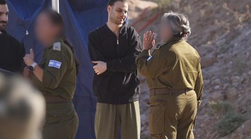כחודש לפני שחרורו: הוריו של אלון אהל קיבלו ממנו מכתב באמצעות הצלב האדום