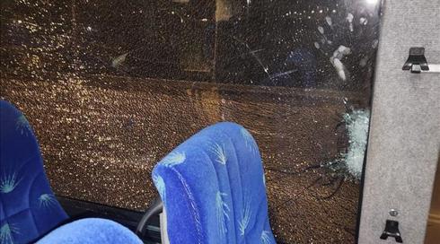 ניסיון פיגוע בבנימין: אוטובוס עם נוסעים נפגע מירי מחבלים בכביש 60