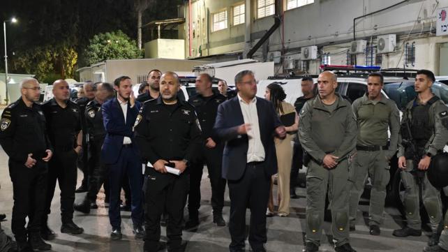 השר בן גביר ושוטרים בפשיטה בלוד וברמלה