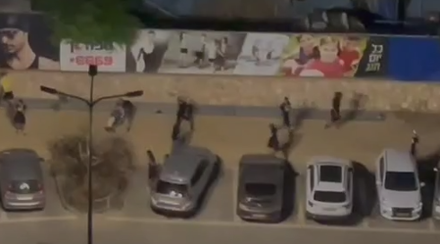 עם מקלות ובקבוקים: קטטה בין אוהדי מכבי ת"א והפועל פ"ת