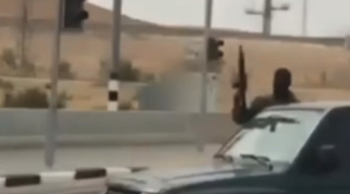 תלונות בנגב: רעולי פנים חמושים שודדים כלי רכב מבעליהם בכבישים ראשיים