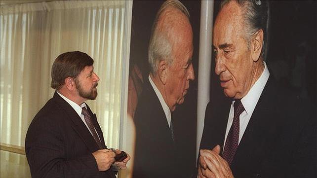 יו"ר הכנסת לשעבר שבח וייס מתבונן באחת מתמונות התערוכה של לשכת העתונות הממשלתית המוצגת בכנסת, לזכרו של יצחק רבין, 1995