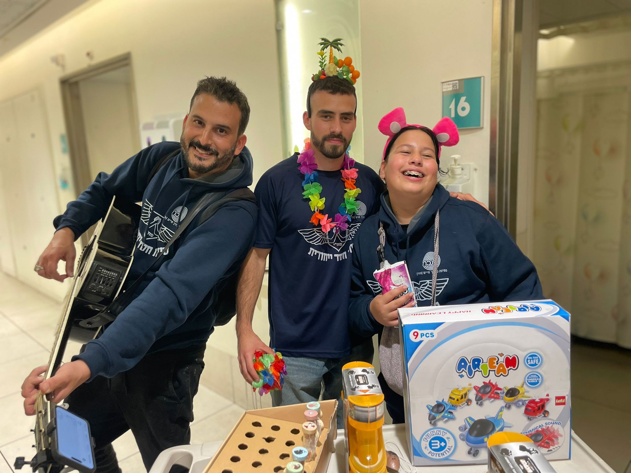 יובל אנגל משמחת ילדים בבית החולים איכילוב