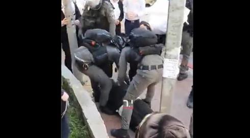 שני שוטרים נפצעו בפשיטה על ישיבה בבני ברק