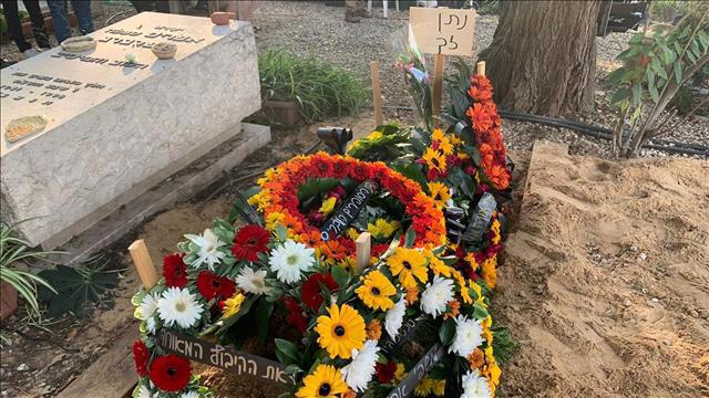 קברו של נתן זך בקיבוץ עינת