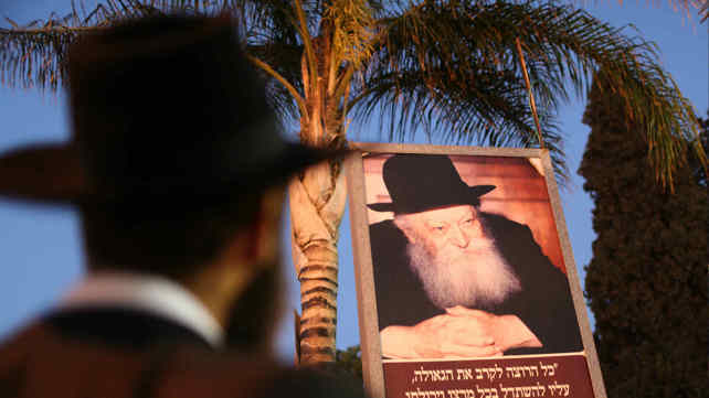 חסיד חב"ד מביט בשלט של הרבי מלובביץ'