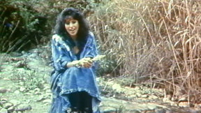 עפרה חזה. 1987