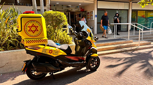 אופנוע מד"א בזירת הטביעה בחולון