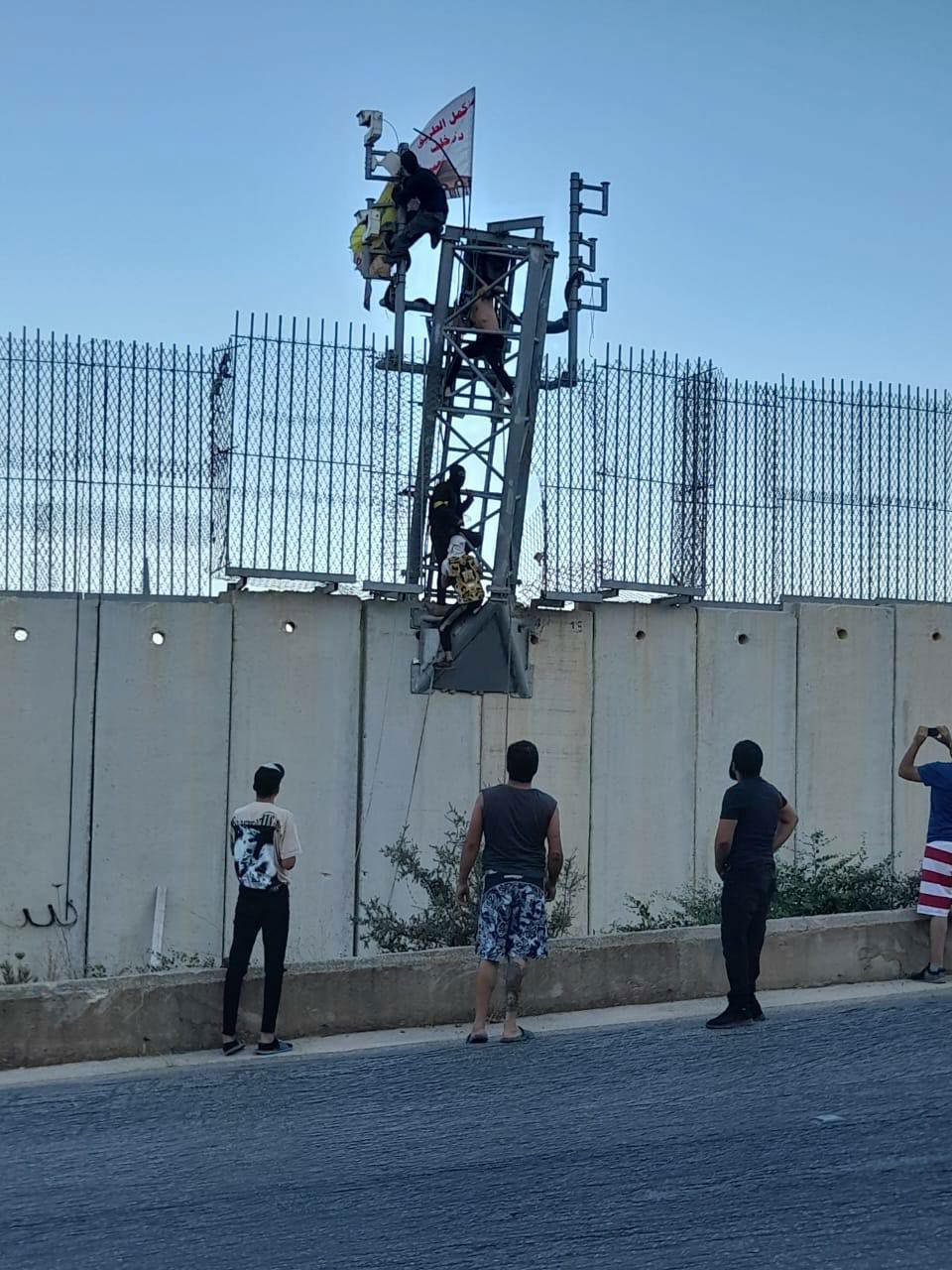 צעירים לבנונים על גדר הגבול