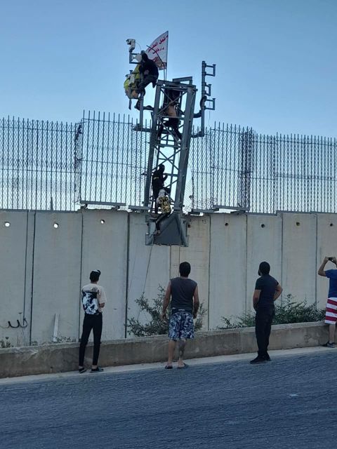 צעירים לבנונים על גדר הגבול