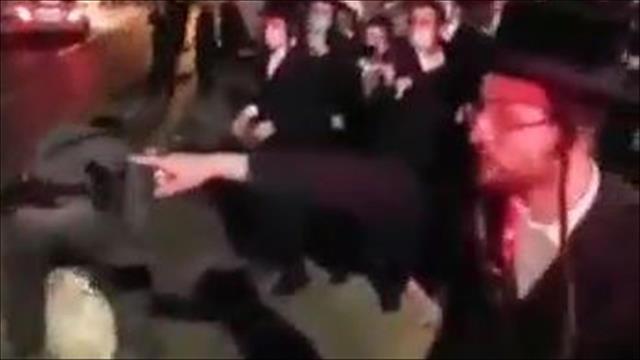 שוטר משליך אשפה על מפגין חרדי 14.9.2020