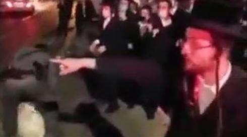 שוטר תועד משליך שקית זבל על מתפרעים בבני ברק