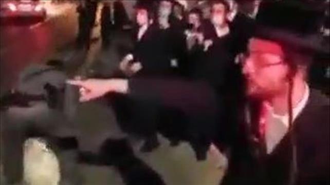 שוטר משליך אשפה על מפגין חרדי 14.9.2020