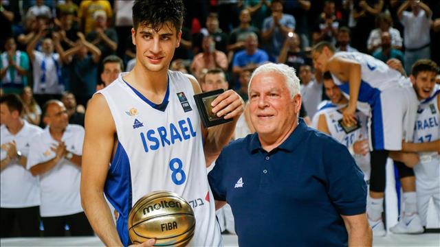 פיני גרשון עם שחקן נבחרת העתודה דני אבדיה