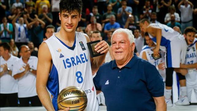 פיני גרשון עם שחקן נבחרת העתודה דני אבדיה