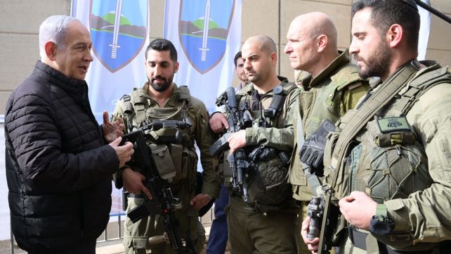 בנימין נתניהו עם לוחמי יחידת דבורה בצפון