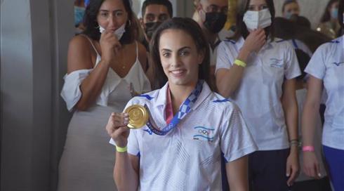 "היה הזוי, מאושרת לחזור": לינוי אשרם נחתה בישראל