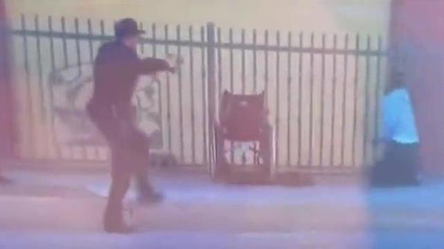 תיעוד: שוטרים ירו למוות בגבר חמוש בסכין בכיסא גלגלים בקליפורניה. ינואר 2023