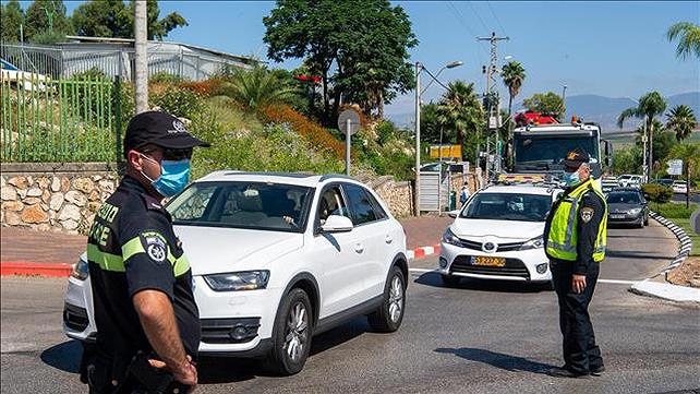 שוטרים אוכפים את הסגר באחת משכונות טבריה