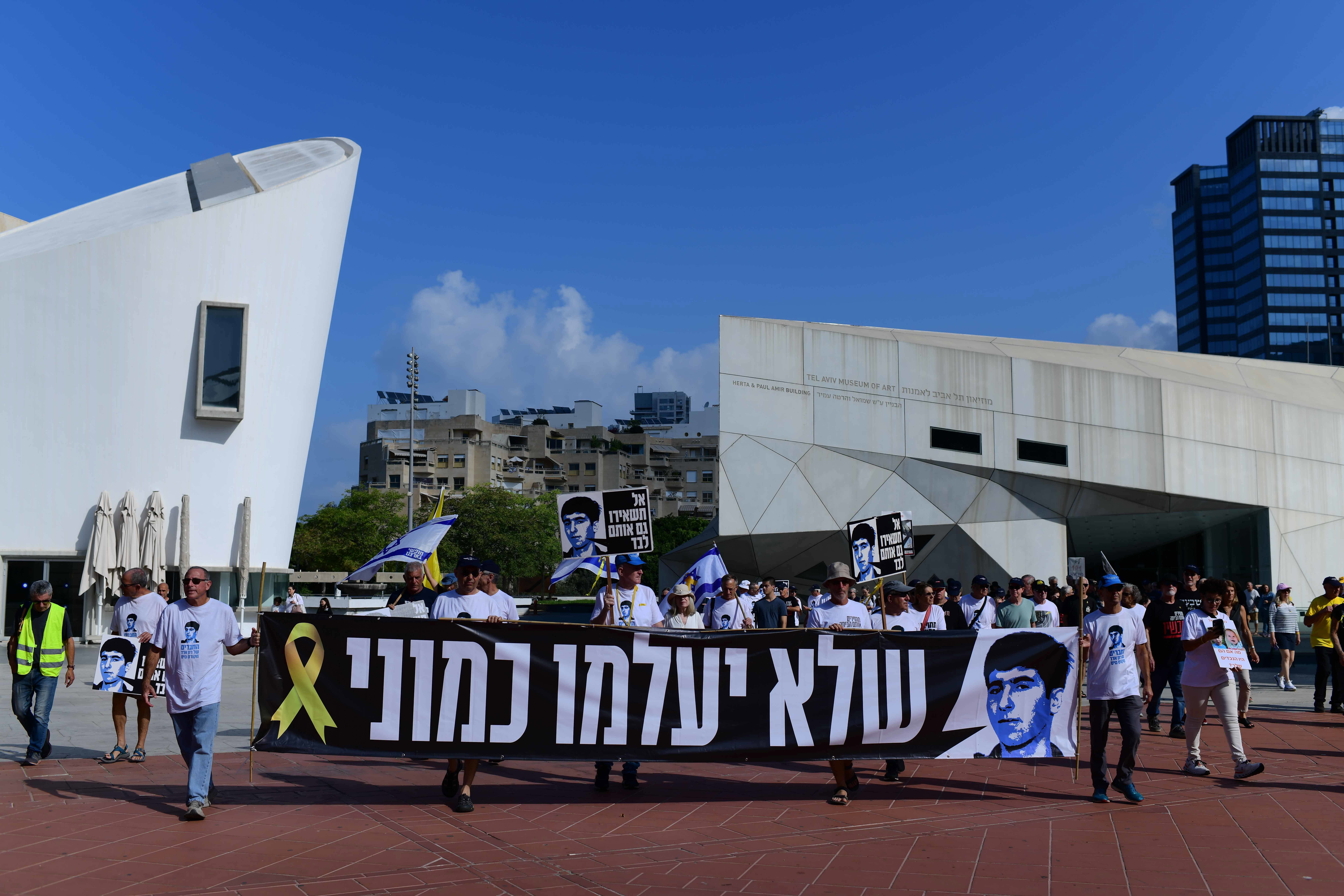 שלט של רון ארד בכיכר החטופים