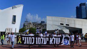 שלט של רון ארד בכיכר החטופים