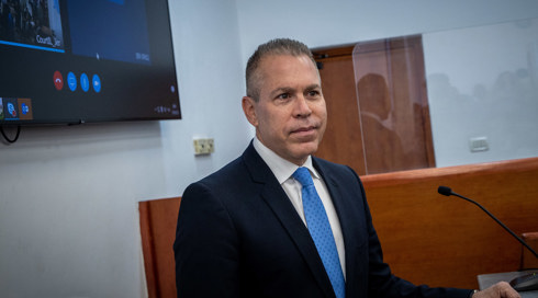הפוליטיקאי הראשון: ארדן מעיד בתיק 4000