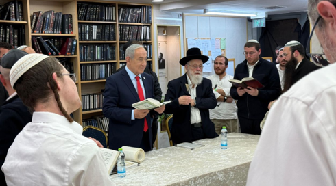 בניגוד להנחיות: נתניהו השתתף בקריאת מגילה בישיבה בירושלים