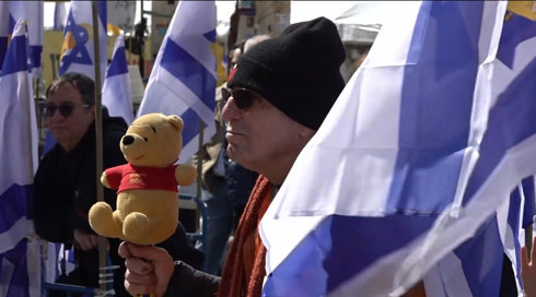 יום אבל בישראל: המונים ליוו בגשם את ארונות החטופים החללים