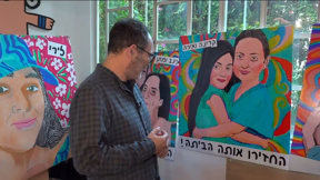 עוגות מיוחדות, צעדות, וציורים בדמות החטופים: ברחובות נערכים בהתרגשות לשחרור