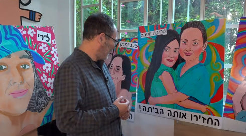 עוגות מיוחדות, צעדות, וציורים בדמות החטופים: ברחובות נערכים בהתרגשות לשחרור