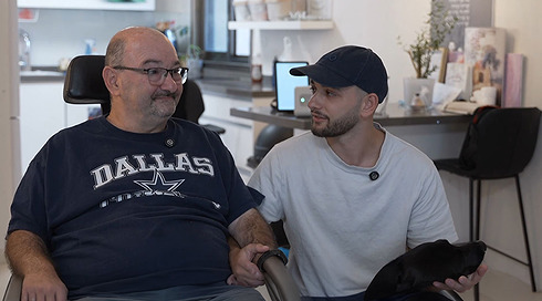 כנגד כל הסיכויים: האב שנלחם לדבר מחדש - וזכה חיבוק מבנו שחזר מהשבי
