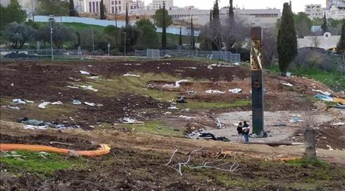עשרה ימים אחרי שנחנכה: האנדרטה בגן סאקר מוקפת בוץ ואשפה