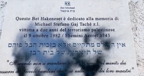 גרפיטי על לוח זיכרון בבית כנסת ברומא
