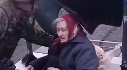 סיפורה של הסבתא שנמלטה מהחזית באוקראינה - על רובוט