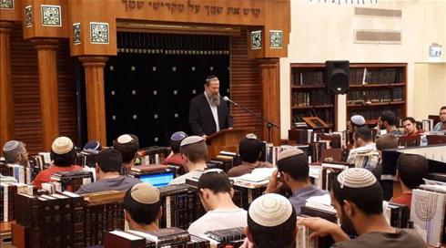 "רעל של להטביסטן": חולדאי נגד הישיבה שנתנה במה לרב הומופוב
