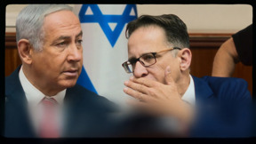 “יכול לכבות את זה”: אחרי טענות פלדשטיין - ראש הסגל של נתניהו זומן לחקירה