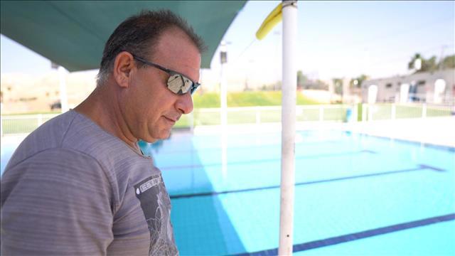 מדינה בחל"ת - עופר מפעיל בריכה