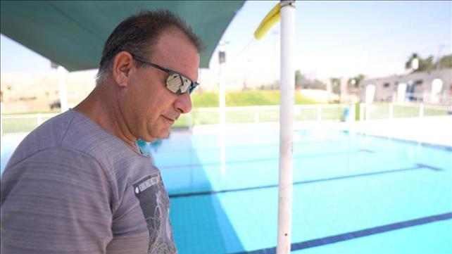 מדינה בחל"ת - עופר מפעיל בריכה