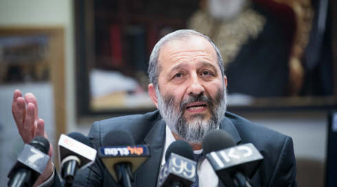 דרעי ניסה לקדם חוק המאפשר חלוקת קנסות לעסקים בשבת – ועוכב