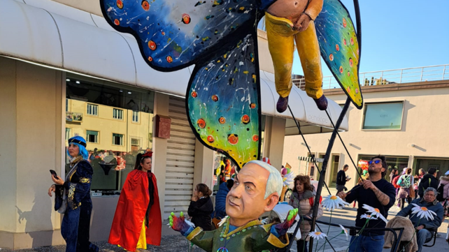 מיצג נגד ראש הממשלה בנימין נתניהו בקרנבל בעיר ויארג'יו באיטליה