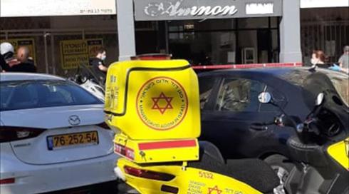 חשד לרצח בבת ים: גבר בן 63 נדקר במספרה – שני חשודים נעצרו