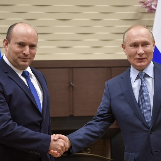Bennett en Rusia: estadía prolongada y una conversación telefónica