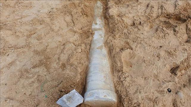 עמוד שיש שנמצא ע"י שוטרי סיור בחוף אשדוד