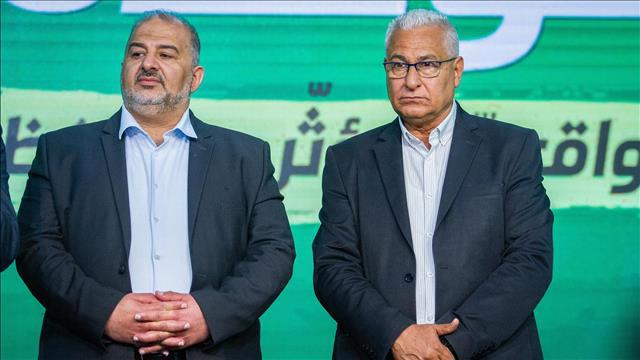 מנסור עבאס וח"כ ממפלגתו, ביום הבחירות 23.04.21