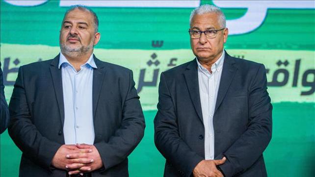 מנסור עבאס וח"כ ממפלגתו, ביום הבחירות 23.04.21