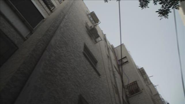 חשד לרצח בת 65 נפלה מגג בתל אביב