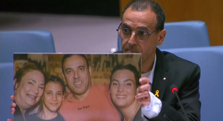 אלי שרעבי ותמונת משפחתו