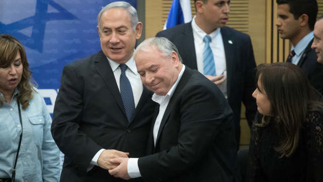 יו"ר הקואליציה, דוד אמסלם, לצד ראש הממשלה נתניהו